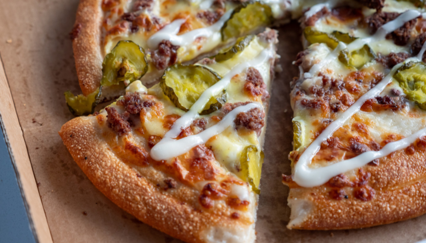 Pizza à emporter ou livrée : comment choisir selon sa soirée ?